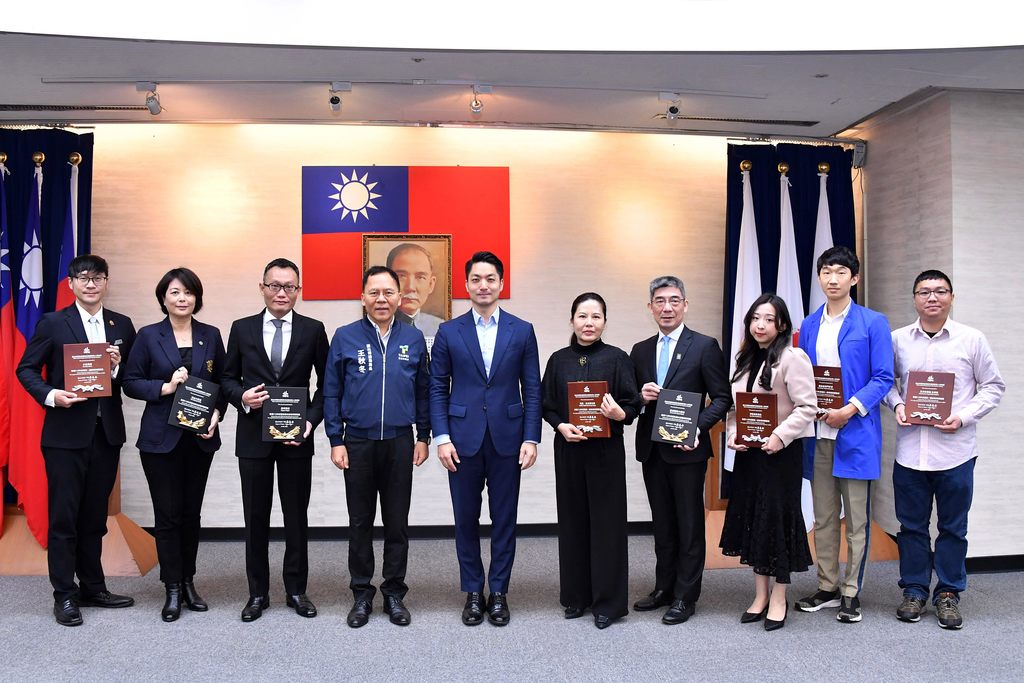 团体组获奖旅馆业者代表与蒋万安市长及观传局王秋冬局长合影(图片来源：台北市政府观光传播局)