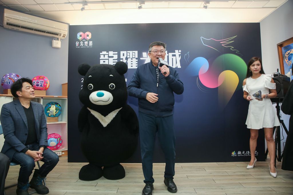 北市府林哲宏副秘書長與熊讚到福星國小參與台北燈節彩繪燈籠活動(圖片來源：臺北市政府觀光傳播局)