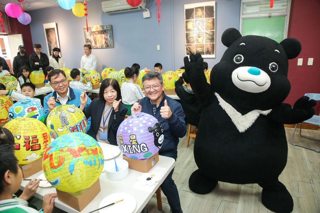 福星國小學童、北市府林哲宏副秘書長(右2)與熊讚一起彩繪燈籠(圖片來源：臺北市政府觀光傳播局)