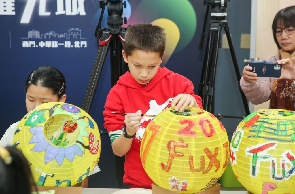 福星国小学童认真彩绘自己专属的台北灯节灯笼(图片来源：台北市政府观光传播局)