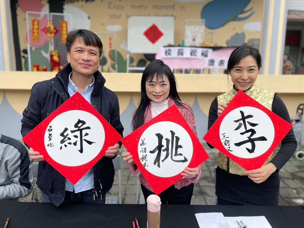 校長與來賓開筆合照(圖片來源：臺北市政府教育局)