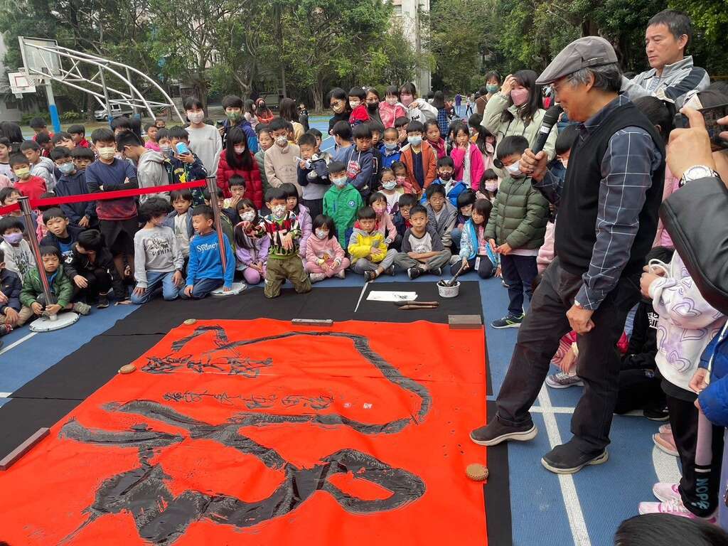 陳國福老師地書範寫解說(圖片來源：臺北市政府教育局)