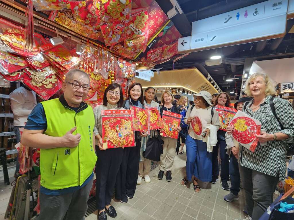 南门市场致赠造型春联，祝福使节夫人农历佳节愉快(图片来源：台北市市场处)