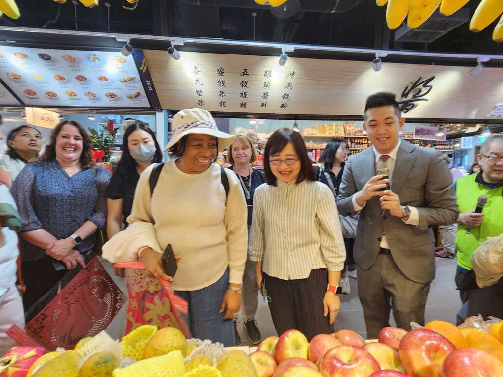圣露西亚大使夫人对台湾水果连连赞叹(图片来源：台北市市场处)