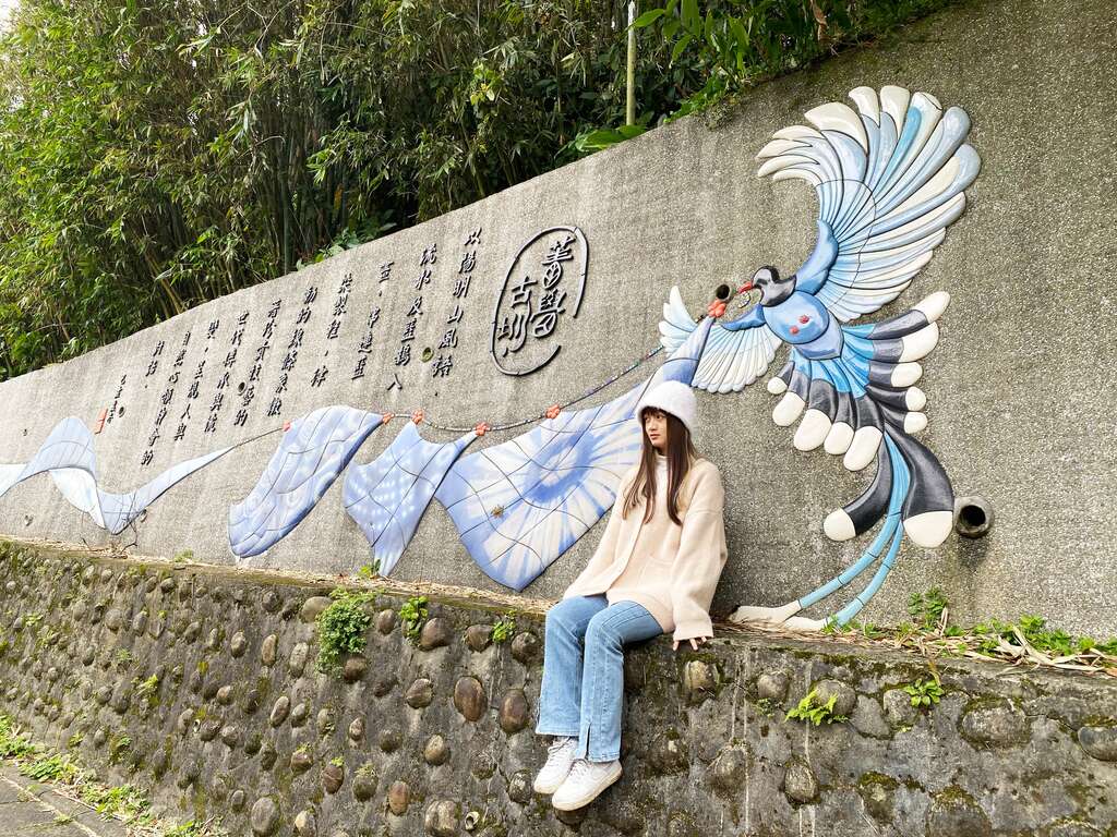 菁礐古圳的入口意象，将流水及蓝鹊意象巧妙融入墙面，更融入了蓝染的文化元素(图片来源：台北市政府工务局大地工程处)