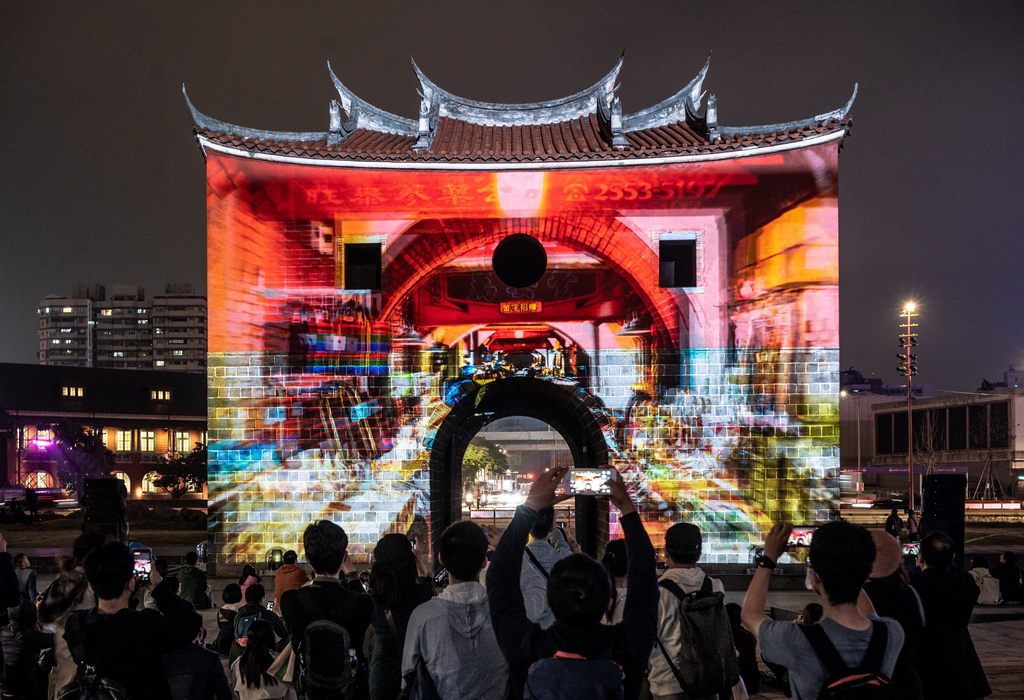 2024台北灯节将再度展演北门光雕，闪耀西区夜晚。（图为2020台北灯节）(图片来源：台北市政府观光传播局)