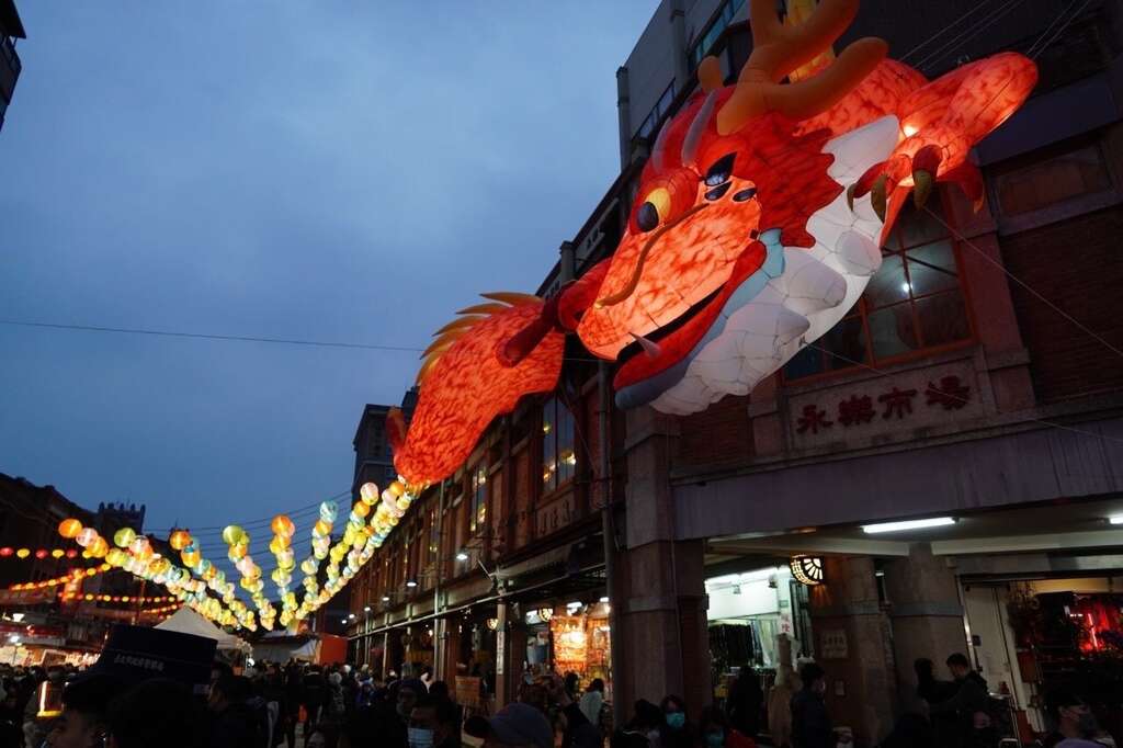 迪化年货大街晚景(图片来源：台北市政府秘书处媒体事务组)