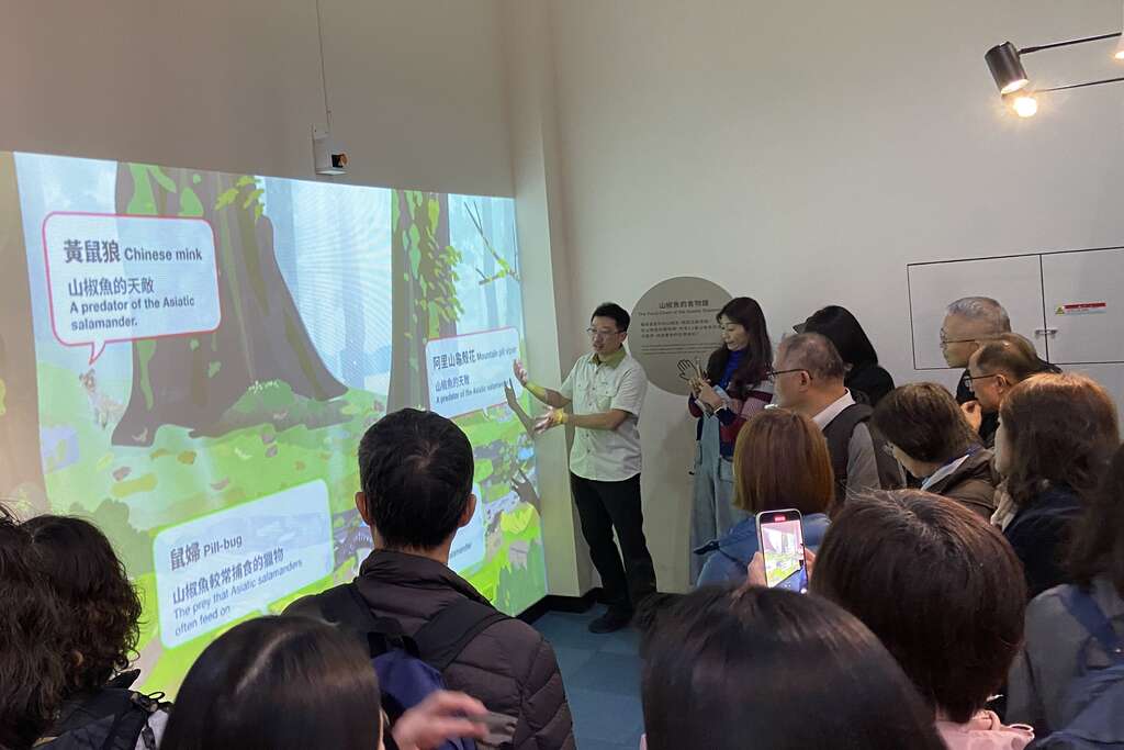 策展人導覽互動多媒體的學習方式(圖片來源：臺北市立動物園)