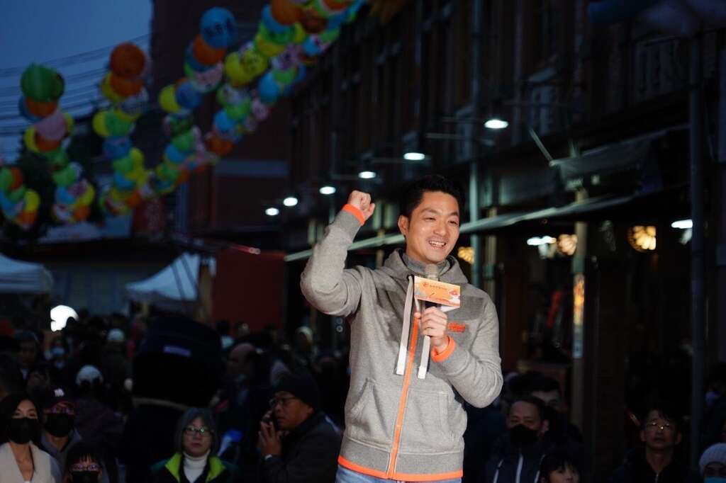 台北市长蒋万安28日傍晚前往迪化年货大街走春(图片来源：台北市政府秘书处媒体事务组)