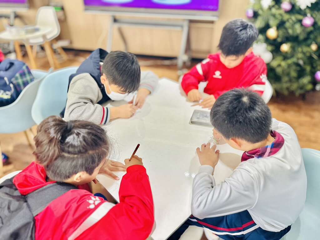 相見歡-學生寫下祝福卡片(圖片來源：臺北市政府教育局)