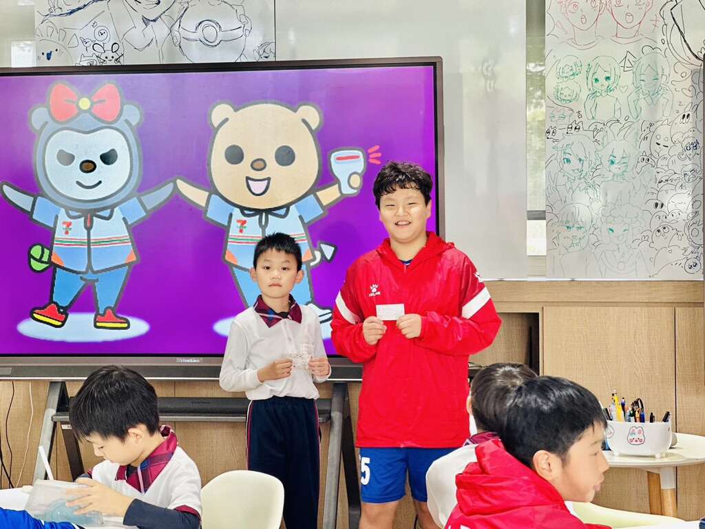 泰北三年級班長與上海台校足球隊隊長互贈卡片(圖片來源：臺北市政府教育局)