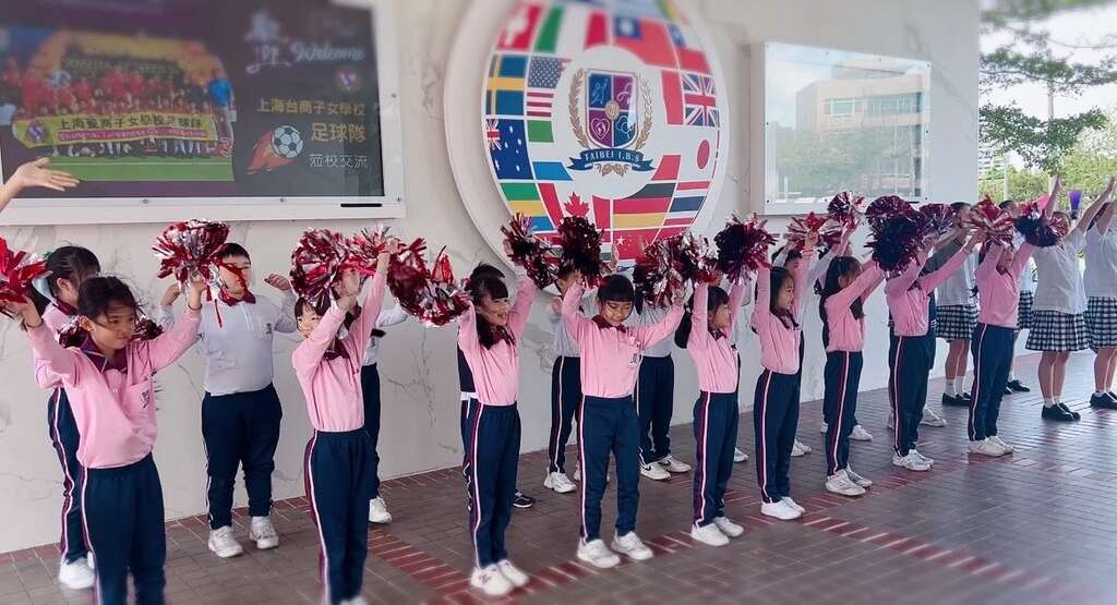 泰北國小部三年級學生列隊歡迎上海台校「家人」的到來(圖片來源：臺北市政府教育局)