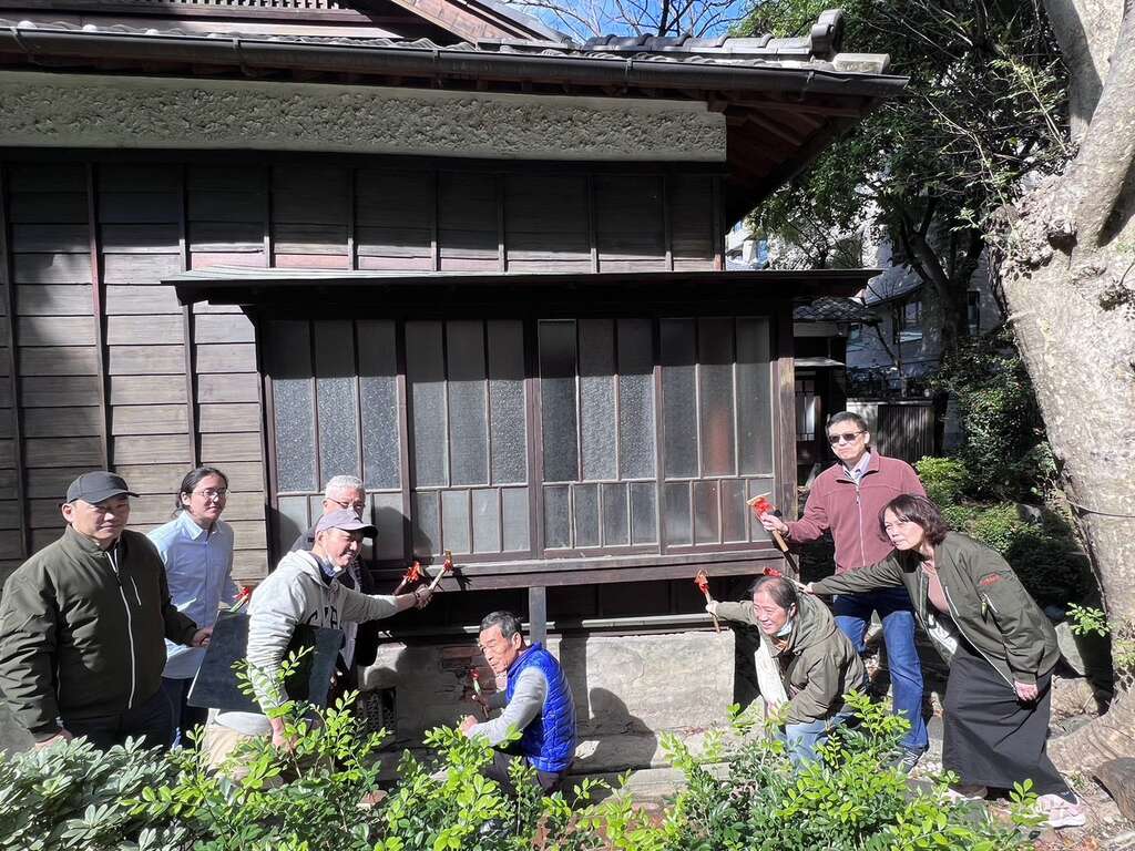 「齊東街53巷11號」為修復工程中三棟建築物裡保存最良好的一棟，貴賓們拿起鐵鎚示意「敲一下」，代表修繕工程開工(圖片來源：臺北市政府文化局)