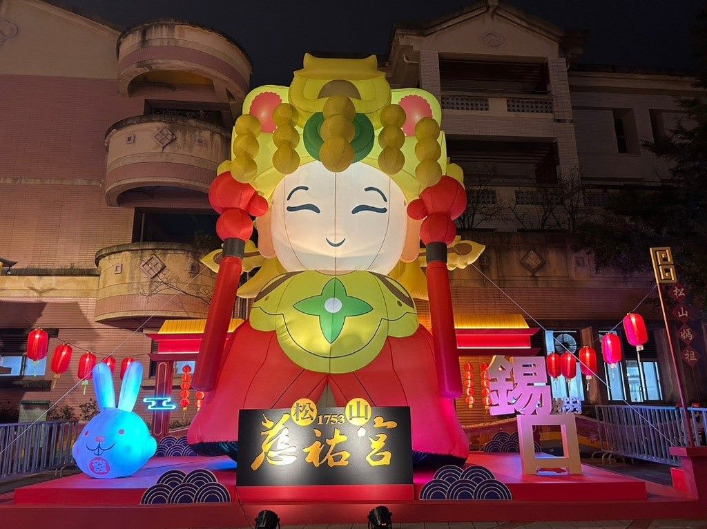 松山慈祐宮響應2024台北燈節，推出祥龍獻瑞主題燈飾及燈籠海。（圖為2023年燈飾）(圖片來源：臺北市政府觀光傳播局)