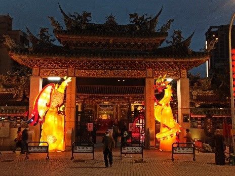 從燈節展區搭乘捷運板南線至龍山寺站，祈福外還可欣賞艋舺龍山寺響應燈飾。（圖為2023年燈飾）(圖片來源：臺北市政府觀光傳播局)