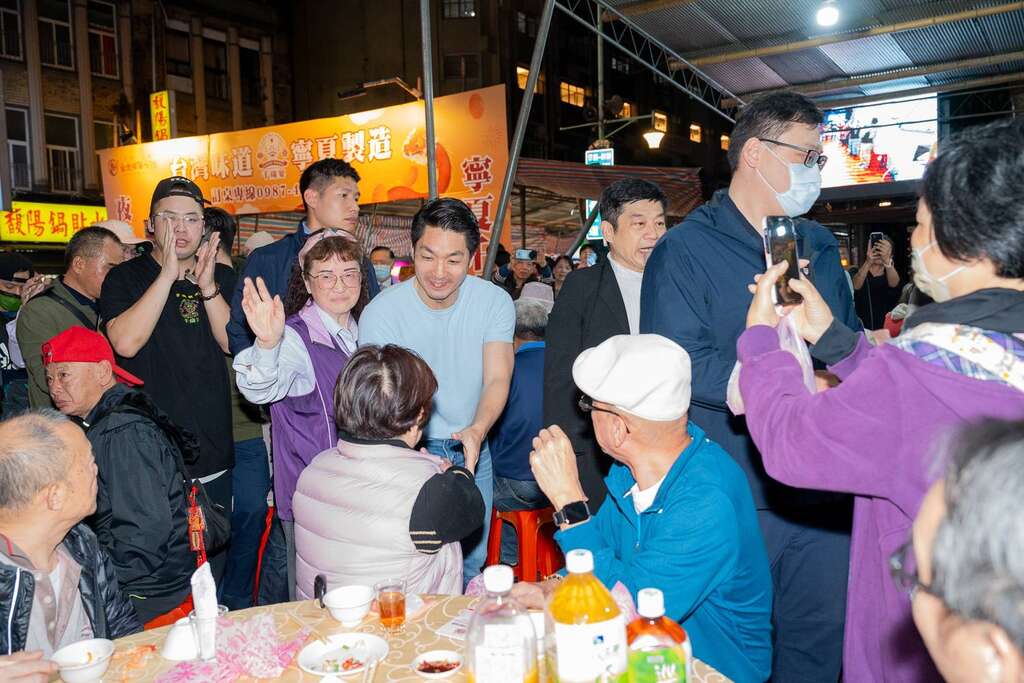 蔣萬安市長與市民及攤商合照(圖片來源：臺北市市場處)