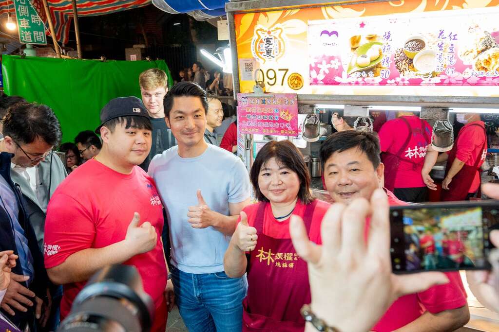 蒋万安市长与市民及摊商合影(图片来源：台北市市场处)