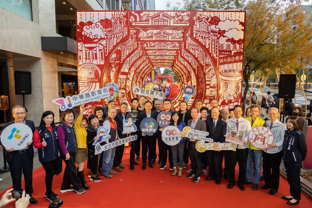 02观光传播局局长王秋冬邀请在地商圈、宫庙共同宣布「2024台北灯节」第一阶段正式开展