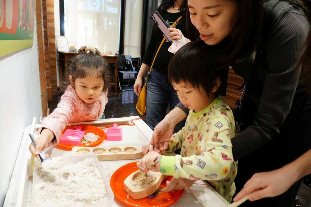幼童體驗傳統糕餅製作(圖片來源：臺北市政府教育局)