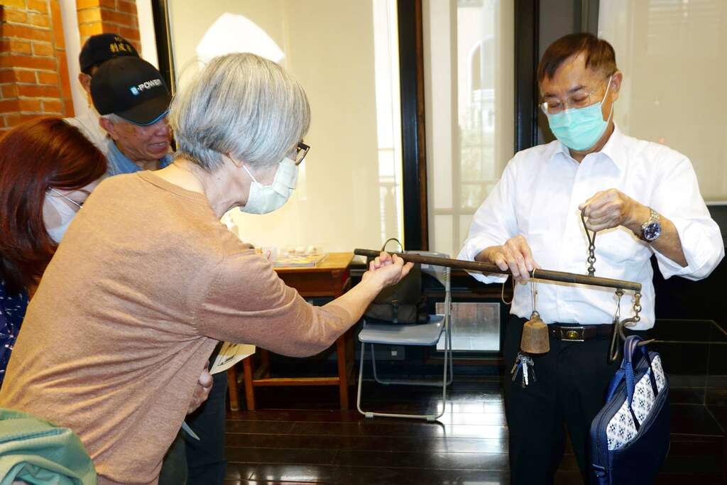 民众体验古早砝码秤的使用情形(图片来源：台北市政府教育局)