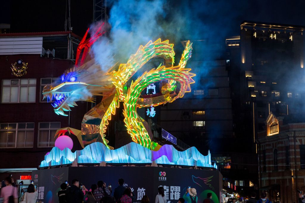 台北灯节主灯高达三层楼，结合丰富的光影变化及气势磅礡的配乐(图片来源：台北市政府观光传播局)