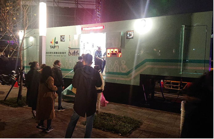 台北市环保局多功能全龄化亲善流厕车(图片来源：台北市政府环境保护局)
