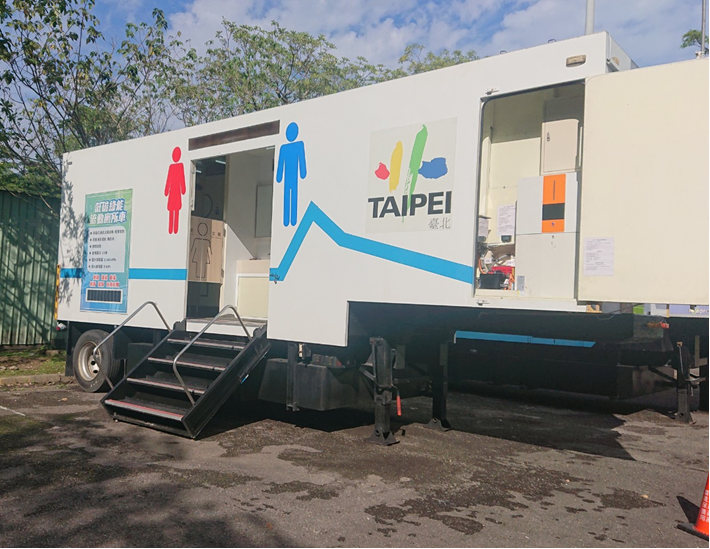 台北市环保局低碳绿能流厕车(图片来源：台北市政府环境保护局)