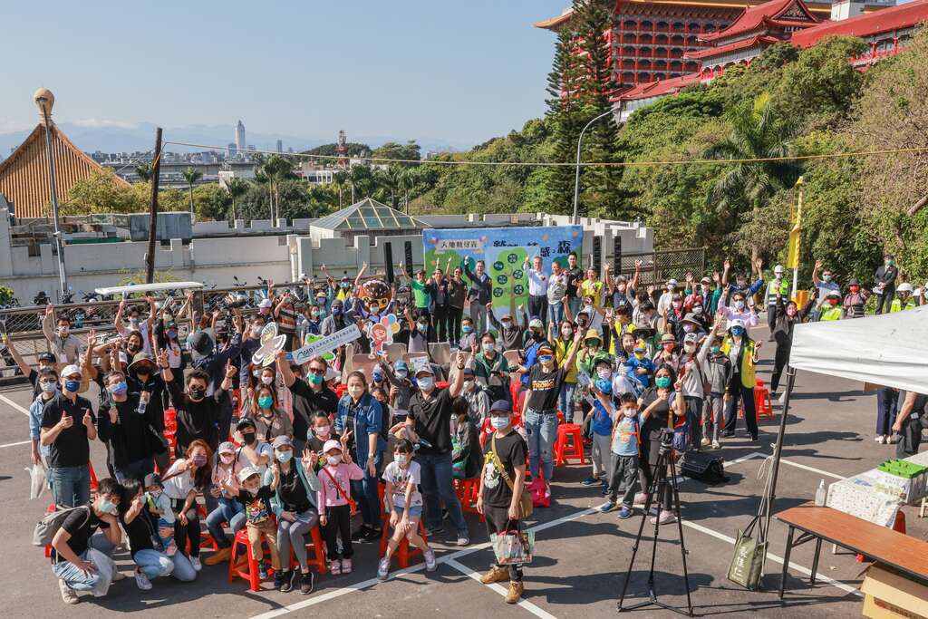 與淺山守護神-鷲鷲大合照(圖片來源：臺北市政府工務局大地工程處)