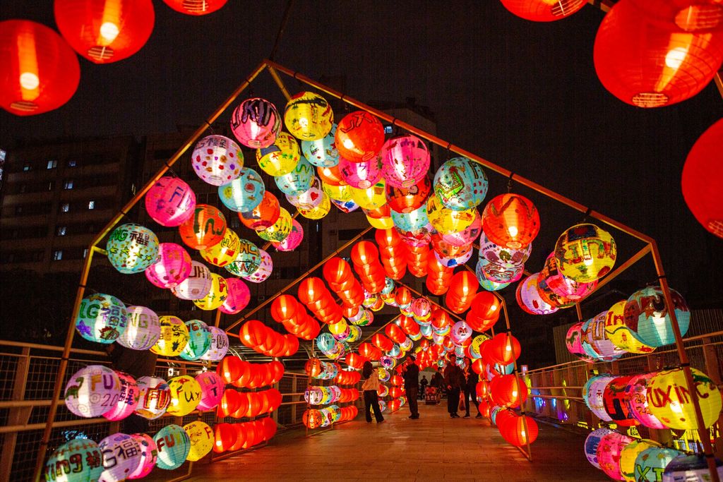「龙腾四海」天桥上近千颗灯笼是由福星国小和西门国小同学们共同绘制。(图片来源：台北市政府观光传播局)