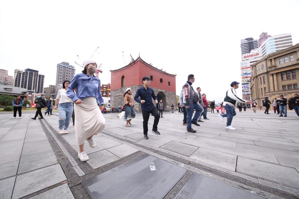 北门广场「摇摆灯节 二月围城」摇摆舞活动(图片来源：台北市政府观光传播局)