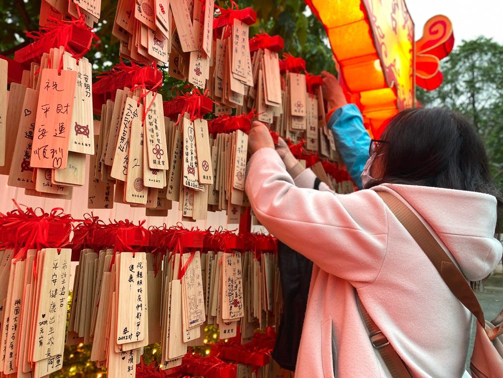 两座「祈福墙」由松山慈佑宫、台北市关渡宫响应，民众可用竹片祈福卡写下新年愿望。(图片来源：台北市政府观光传播局)