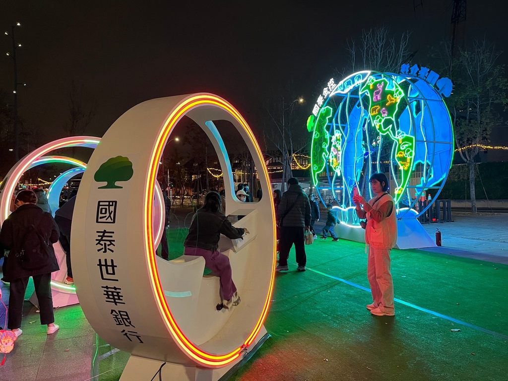 国泰「点亮永续地球」为融合动力发电的互动灯组，踩踏飞轮就能点亮地球，还能为手机充电。(图片来源：台北市政府观光传播局)