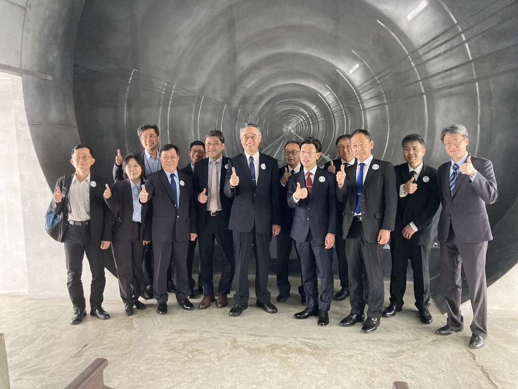 日本贵宾参观北投机厂大合照(图片来源：台北大众捷运股份有限公司)