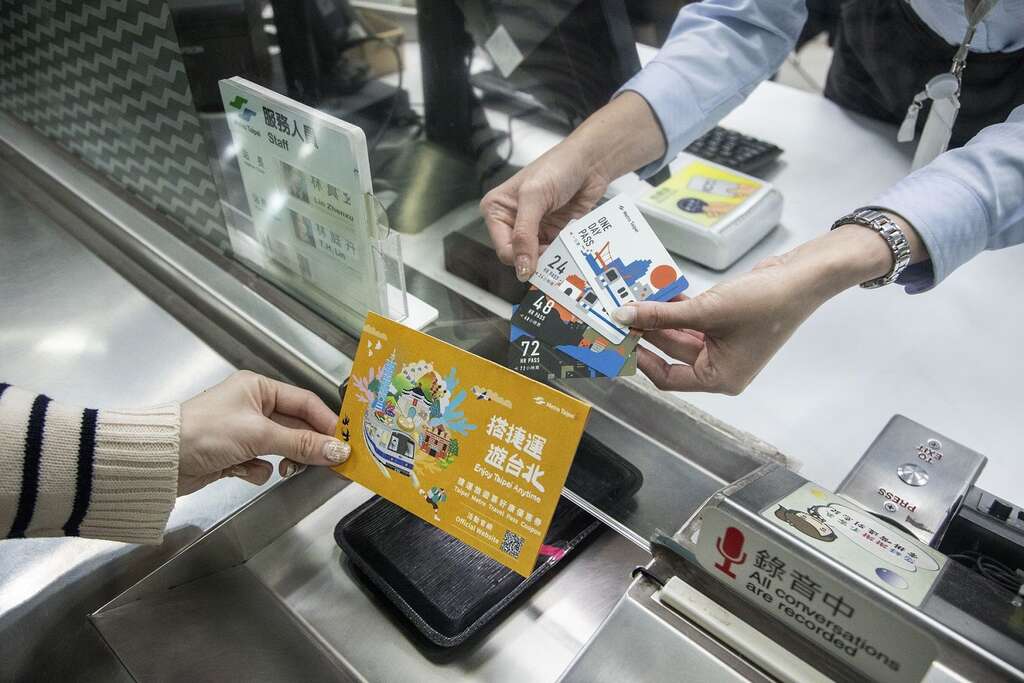 只要到臺北捷運各車站旅客詢問處，購買或兌換捷運旅遊票、交通聯票。(圖片來源：臺北大眾捷運股份有限公司)