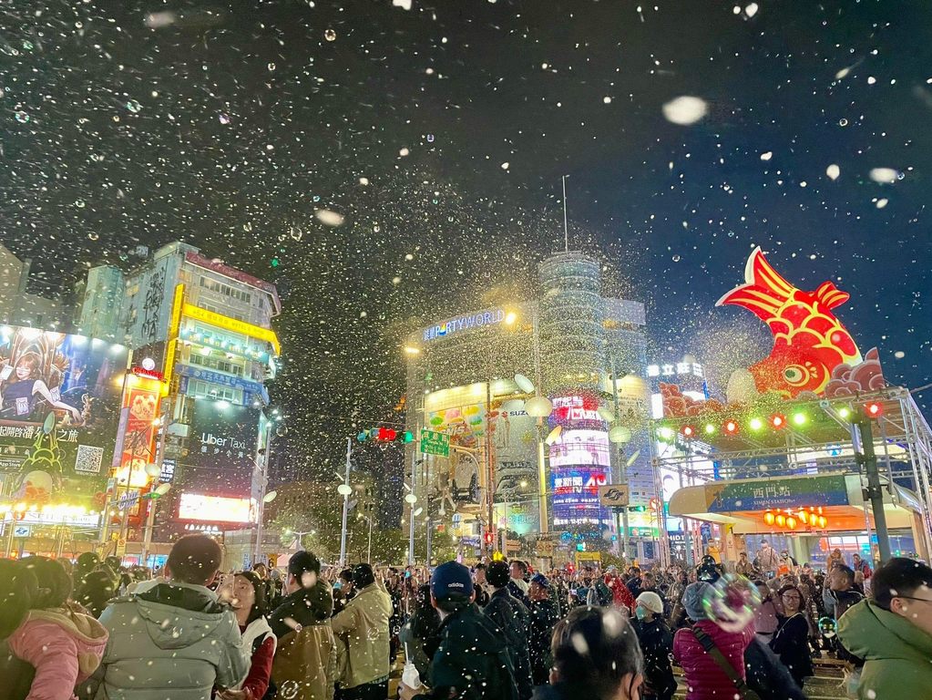 2024台北灯节於台北西区盛大举办，首创二阶段开灯、展期长达31天，每晚赏灯人潮络绎不绝(图片来源：台北市政府观光传播局)