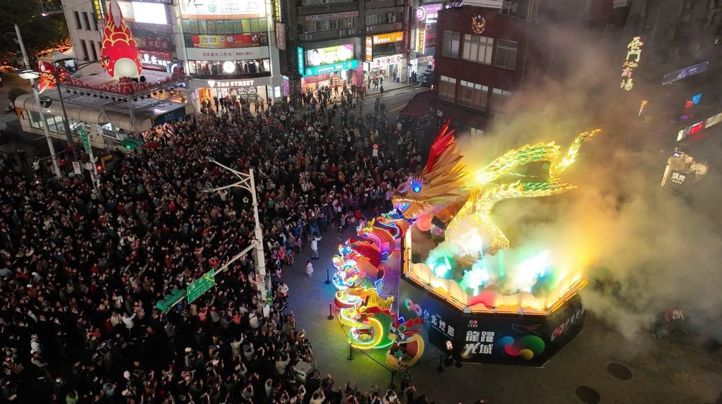 由策展人刘治良邀集艺术家杜清祥、音乐家K6刘家凯共同打造的主灯「城现光龙」(图片来源：台北市政府观光传播局)