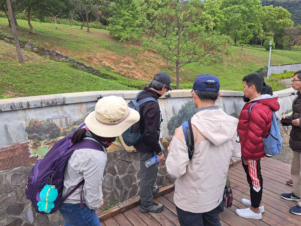 在三层崎公园的历史长廊复习先前学到的历史(图片来源：台北市政府工务局公园路灯工程管理处)