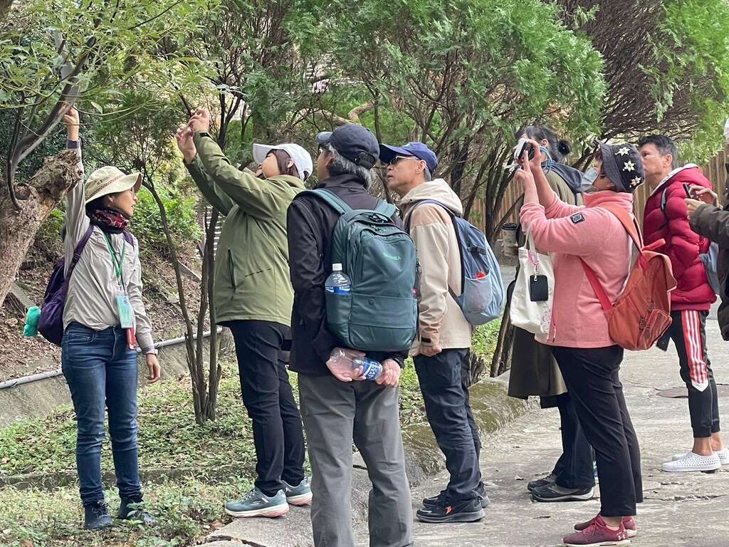 在贵子坑水土保持园区学习高岭土知识(图片来源：台北市政府工务局公园路灯工程管理处)