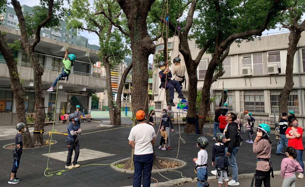 參與假日樂學活動的學生在校園進行攀樹體驗。（資料照）