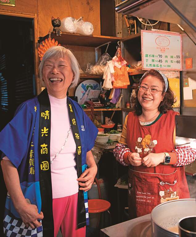 葉寶春推薦在地人從小到大經常光顧的老字號攤商「蔡家甜不辣」。
