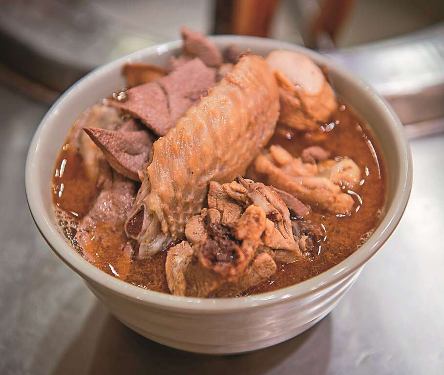 「阿圖麻油雞」用濃香麻油燉煮鮮美雞肉，料好實在。