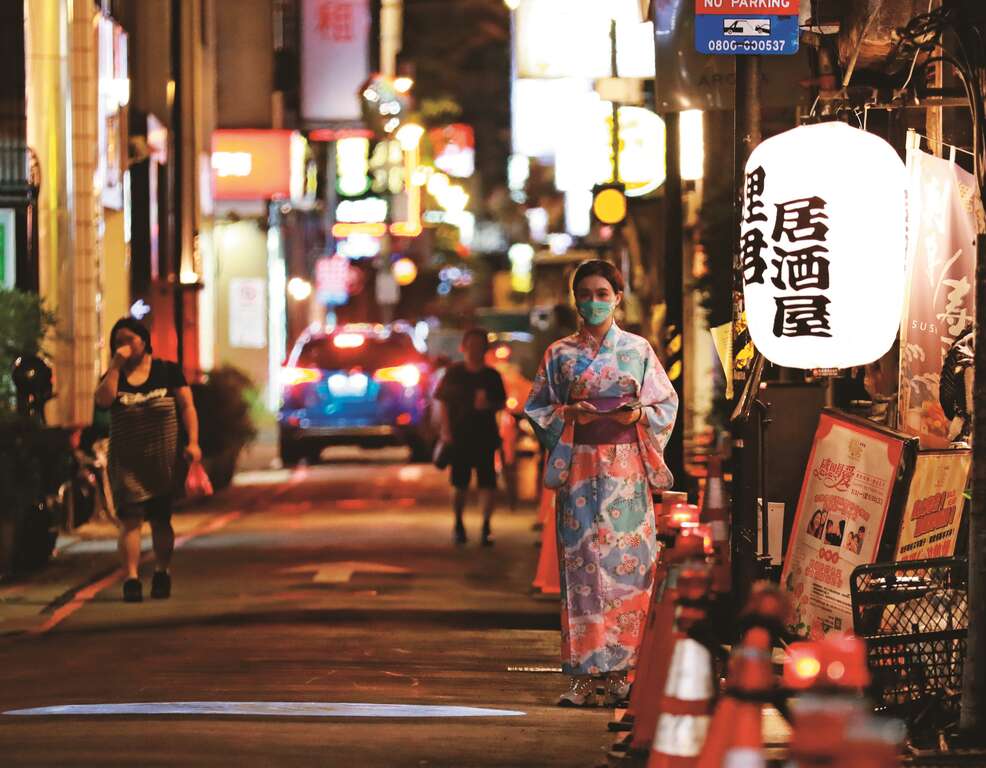 入夜後益發熱鬧的條通街巷，有著濃厚的日本風情。（攝影／蘇立坤 ）