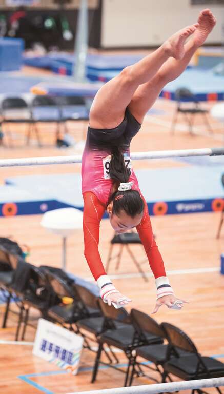 數位實驗高中體操選手廖奕淳代表台北市獲得112年全中運高女組競技體操全能競賽第一名。