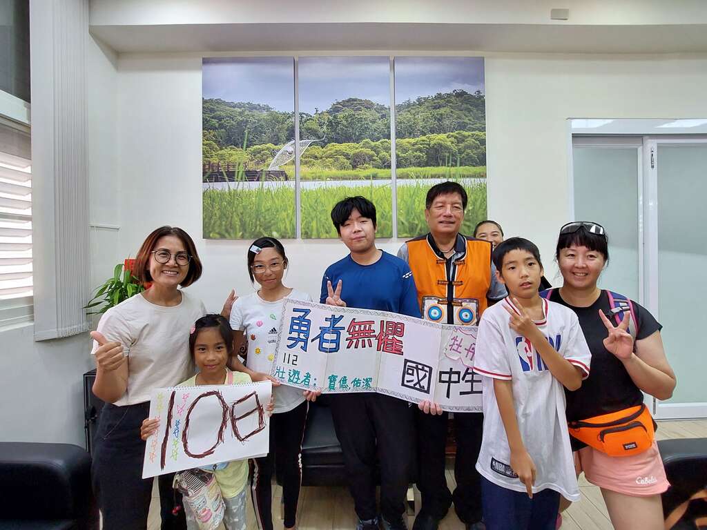 壮游团队「勇者无惧国中生」在壮游期间拜访牡丹乡乡长(图片来源：台北市青少年发展暨家庭教育中心)