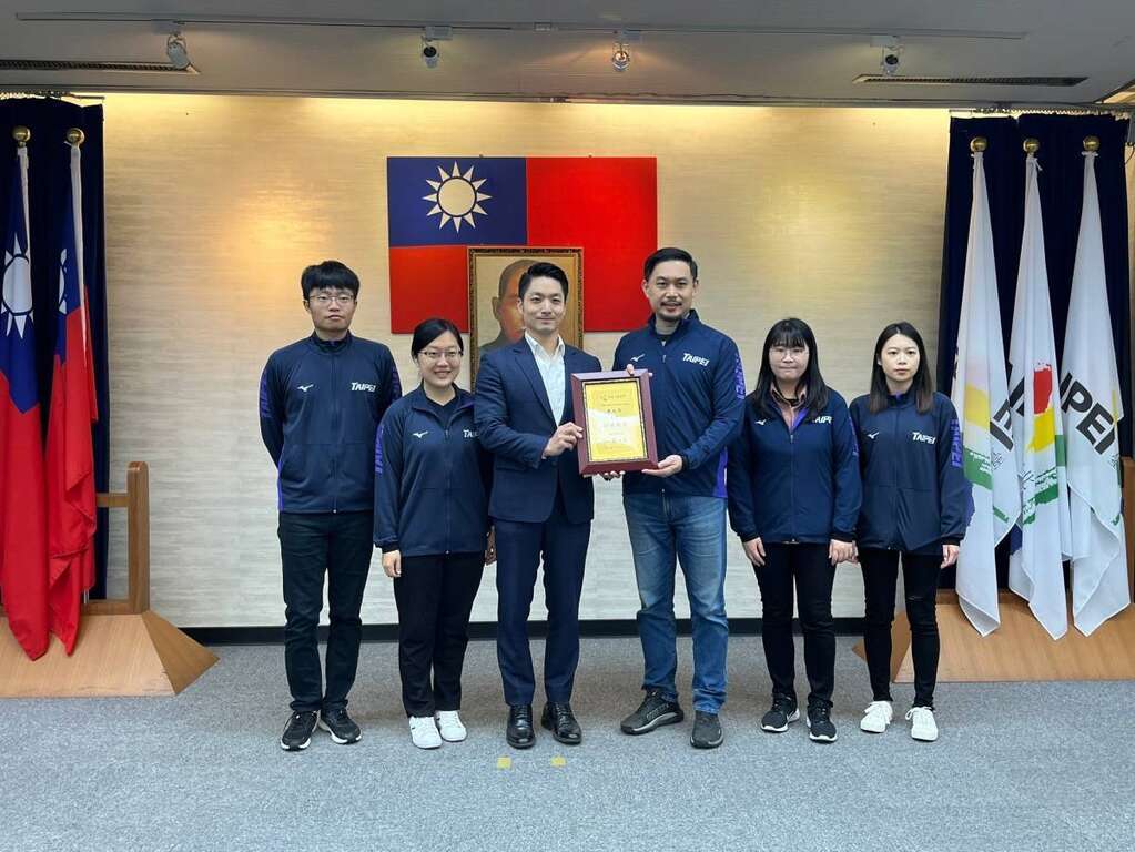 台北市政府获颁教育部体育署「112年运动i台湾2.0计画」特优奖项，已连续8年获此殊荣。3月12日由体育局王泓翔局长（右3）代表於市政会议上献奖给台北市蒋万安市长（左3）。（图片来源：台北市政府体育局)