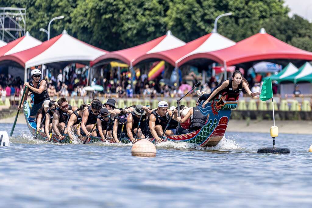 台北市体育局持续举办结合传统祭典、龙舟竞赛及陆上嘉年华的「台北国际龙舟锦标赛」。（图片来源：台北市政府体育局)