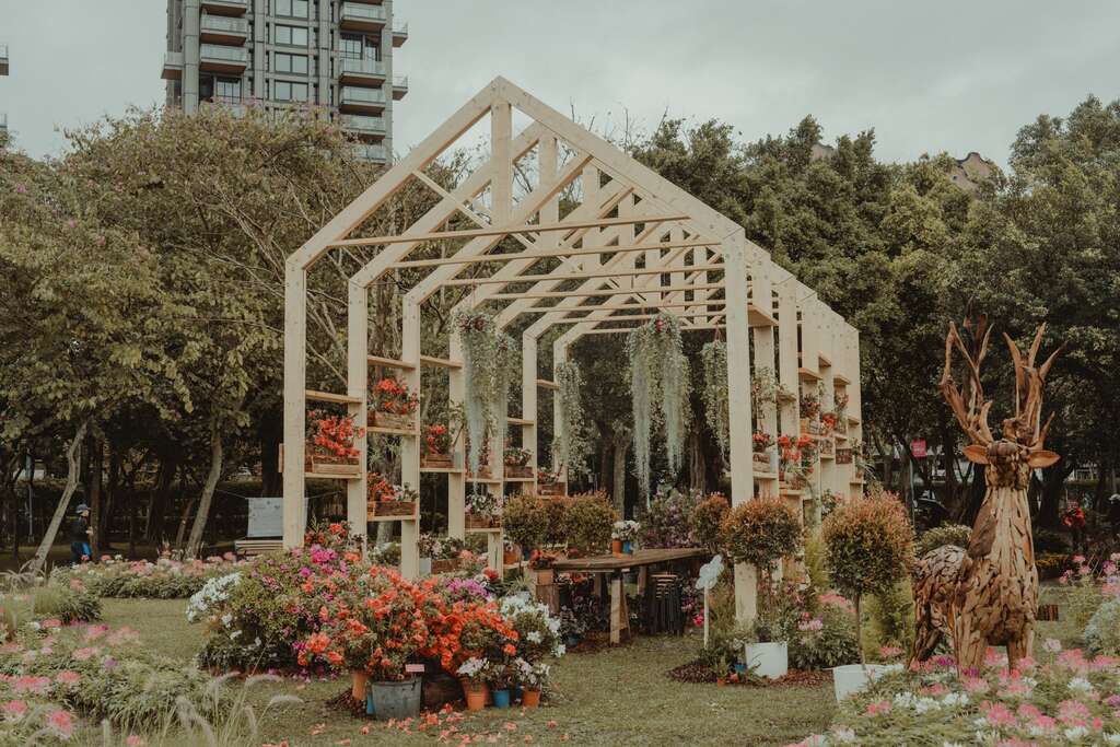 鹃流不息展区：以日系洋派的建筑结构「真束洋小屋」呈现主建物，并搭配多品系杜鹃展示，让三月春日极度浪漫(图片来源：台北市政府工务局公园路灯工程管理处)