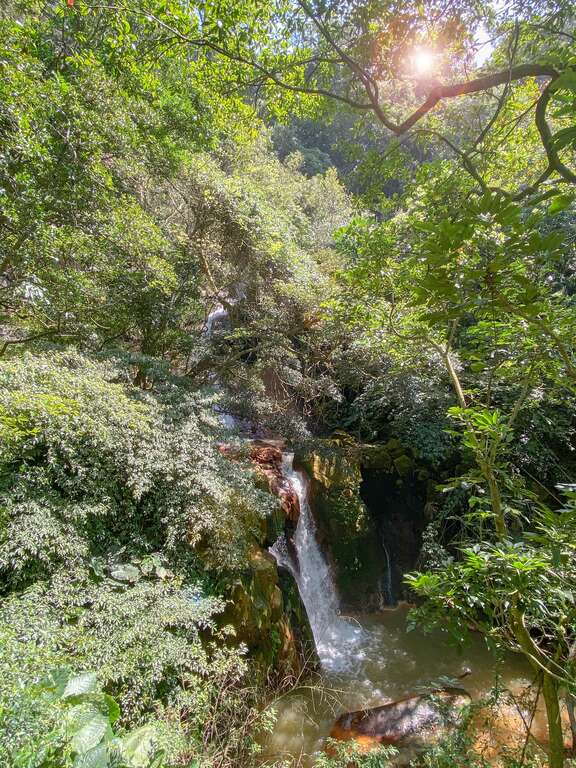 近距離聆聽瀑布落水聲同時觀賞壯觀的瀑布流水(圖片來源：臺北市政府工務局大地工程處)