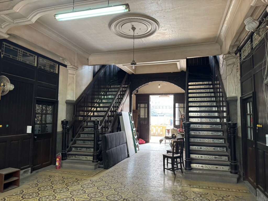 通往二樓的立體雕花玻璃鑲嵌樓梯。(圖片來源：臺北市政府文化局)