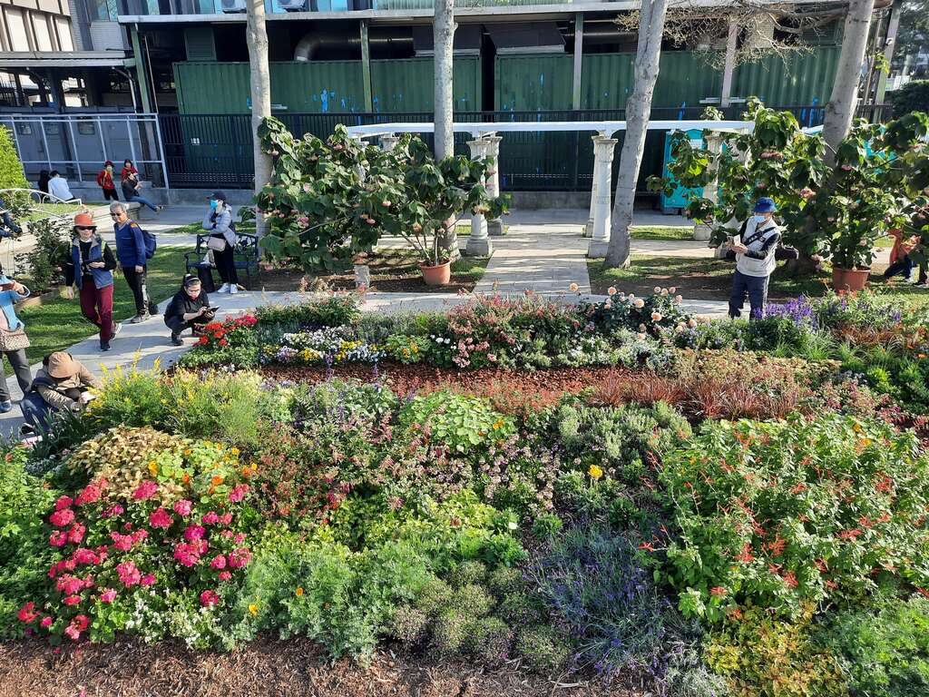 「園藝植物佈展區」，栽種約30種低彩度、低飽和度的溫帶植物。(圖片來源：臺北市政府工務局公園路燈工程管理處)